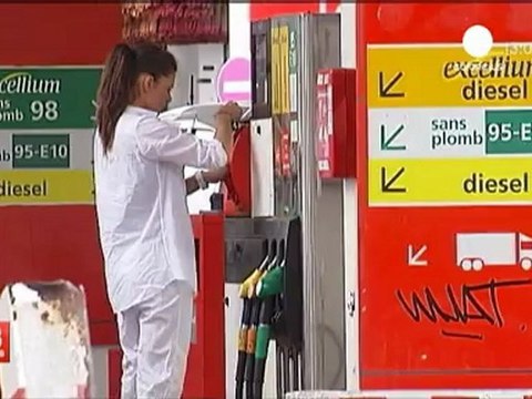 La Francia abbassa il prezzo del carburante, meno 6...