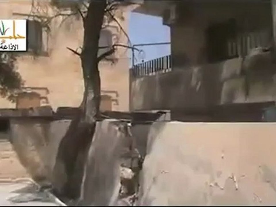 Syria فري برس  حلب الاذاعه    نجاة ابطال الجيش الحر من قذيفة دبابة و خروجهم سالمين 28 8 2012