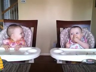 Мали девојчиња играат на гитарата на тато