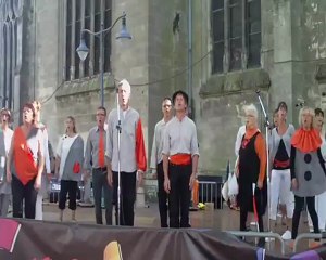 "je tourne en rond" interprêté par le groupe  vocal CRESCENDO