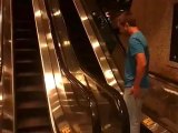 Yürüyen Merdivende Şov Yapmak
