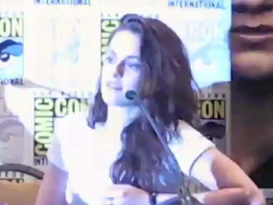 Pattinson schaut ihr in die Augen