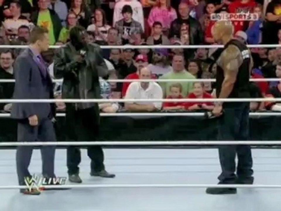 The Rock Returns to WWE Raw (14/11/11)