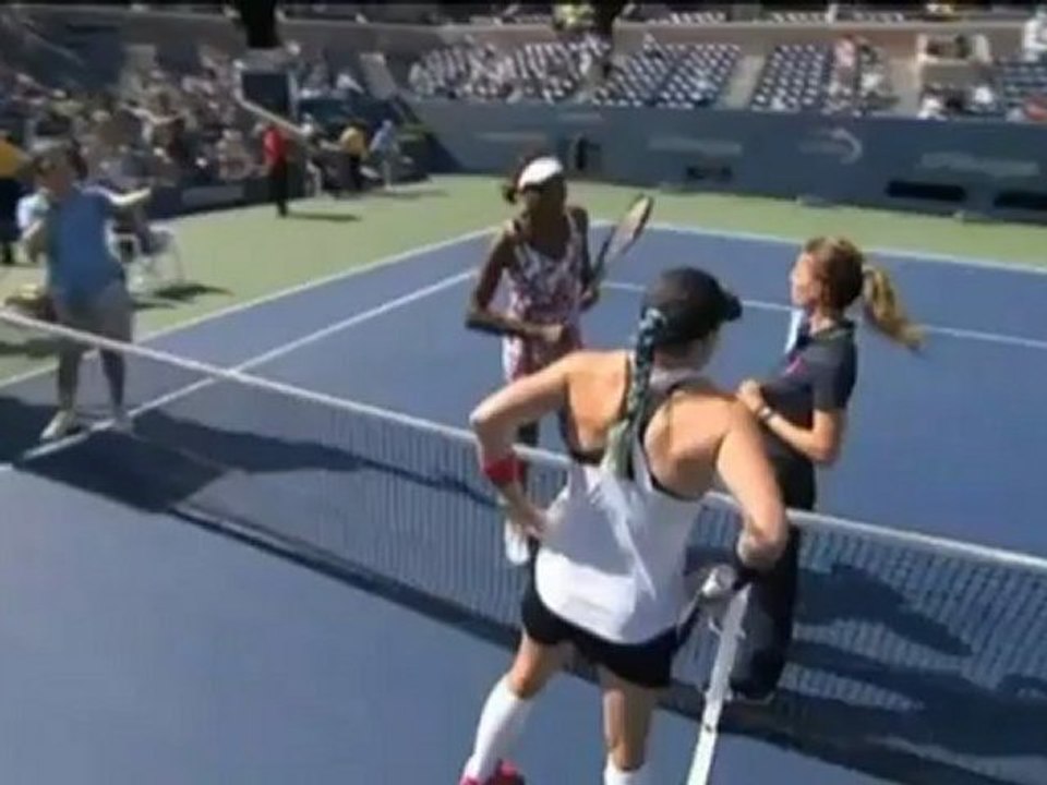 Venus Williams locker in Runde zwei