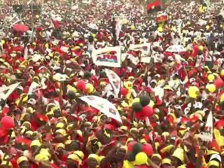 Thousands rally for Dos Santos in slick campaign carnival