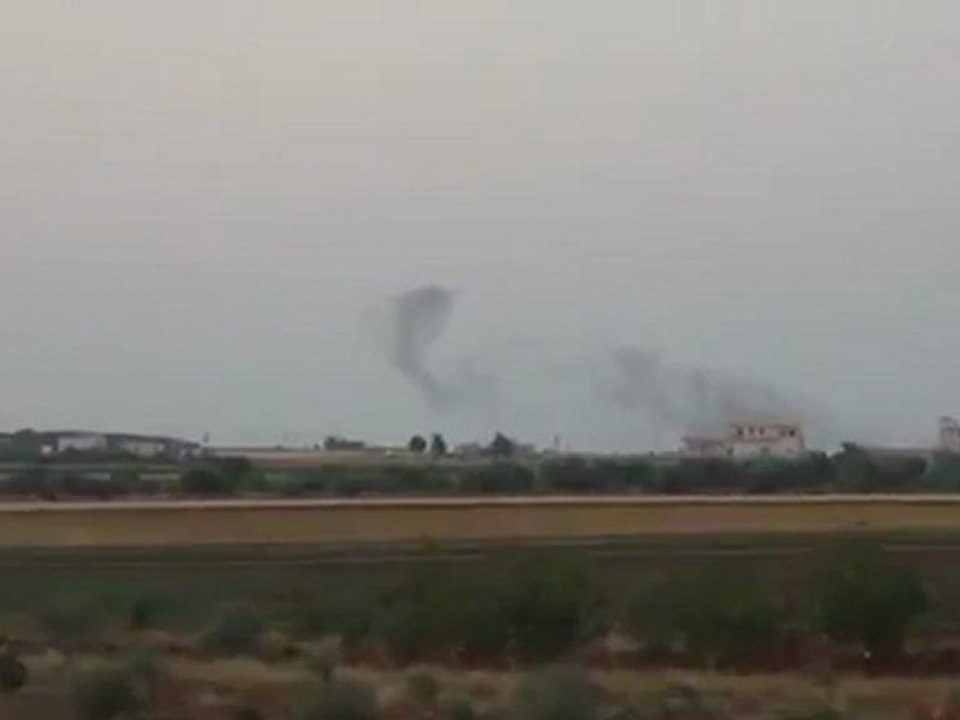 Syria فري برس  ادلب - تفتناز - اعمدة الدخان المتصاعدة من المطار -29-8-2012
