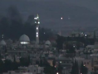 Syria فري برس   حمـاة المحتلة جنوب الملعب_تصاعد الدخان جراء سقوط قذيفه  29-8-2012