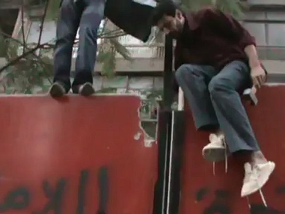 هدم جدار السفارة الإسرائيلية بالشواكيش - تصحيح المسار