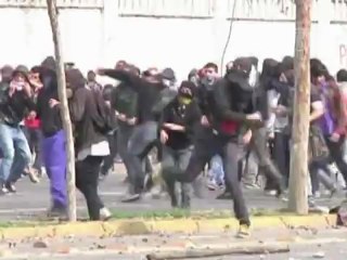 Чилийские студенты вступают в бой с полицией