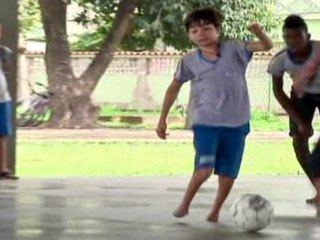 Brazilian Boy Without Feet Shows Soccer Skills