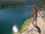 Классный прыжок со скалы в воду