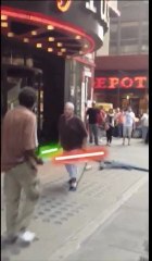 Baston sur Times Square - Lightsabers Edition