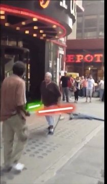 Baston sur Times Square - Lightsabers Edition