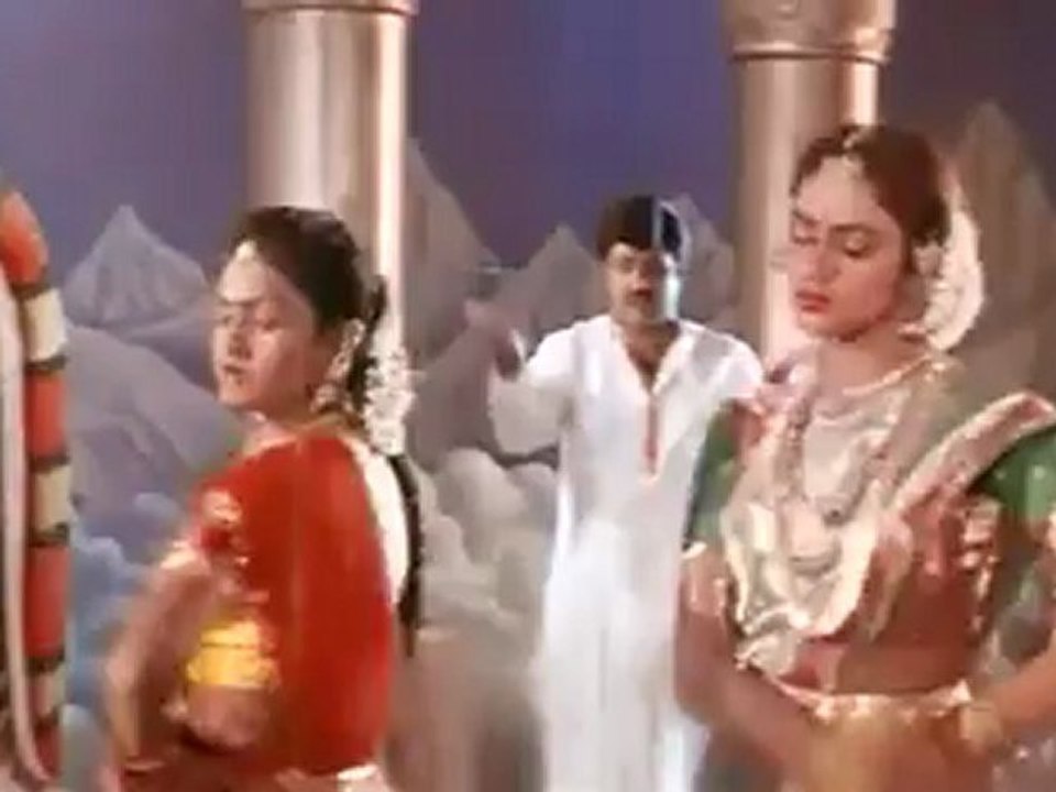 Iruvuri Bhamala Kougililo ( Naari Naari Naduma Murrari )