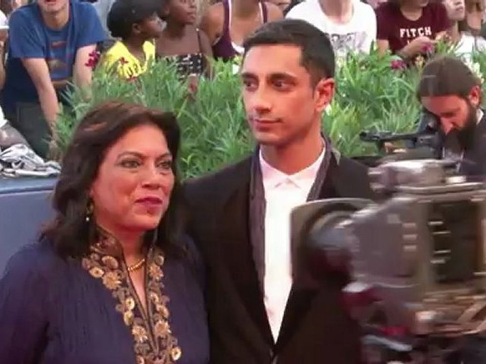 Venedig: Schöne Frauen auf dem roten Teppich