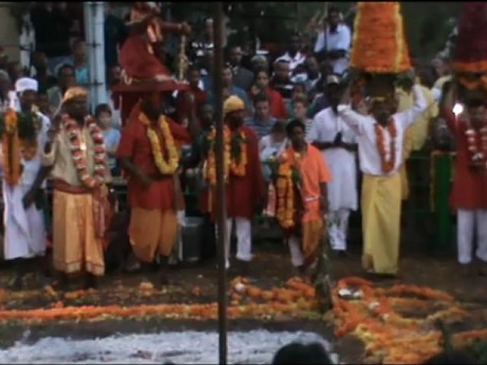 Marche sur le feu à Bois d'olives Saint-Pierre(Koïlou Velly) le 01 juillet 2012 partie 2