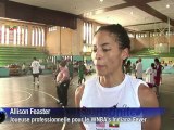Des stars américaines de basket jouent avec de jeunes birmans