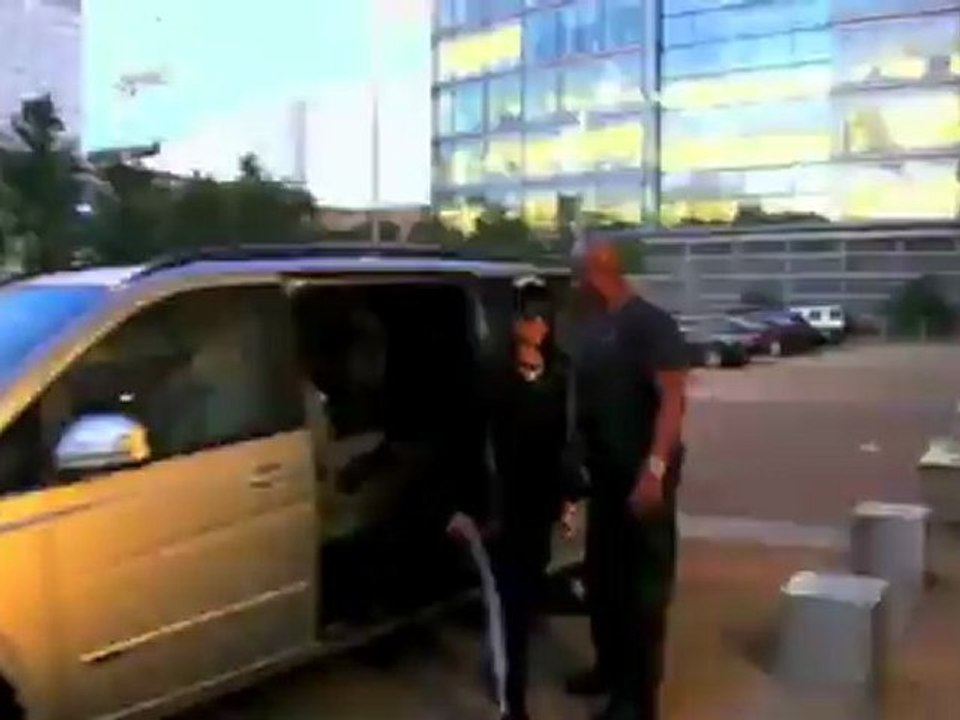 Celebrity Bytes: Rihanna's Fashion Show Gets Off To Poor Start With Low Ratings