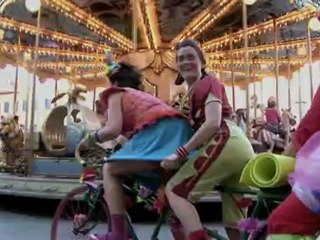 Tandem en folie dans les rues de Perpignan Compagnie Cielo