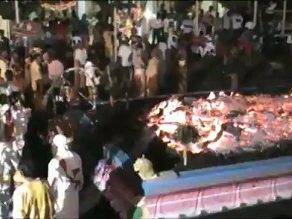 Marche sur le feu à Bois nèfles Saint-Leu le 14/07/2012(partie1/3)