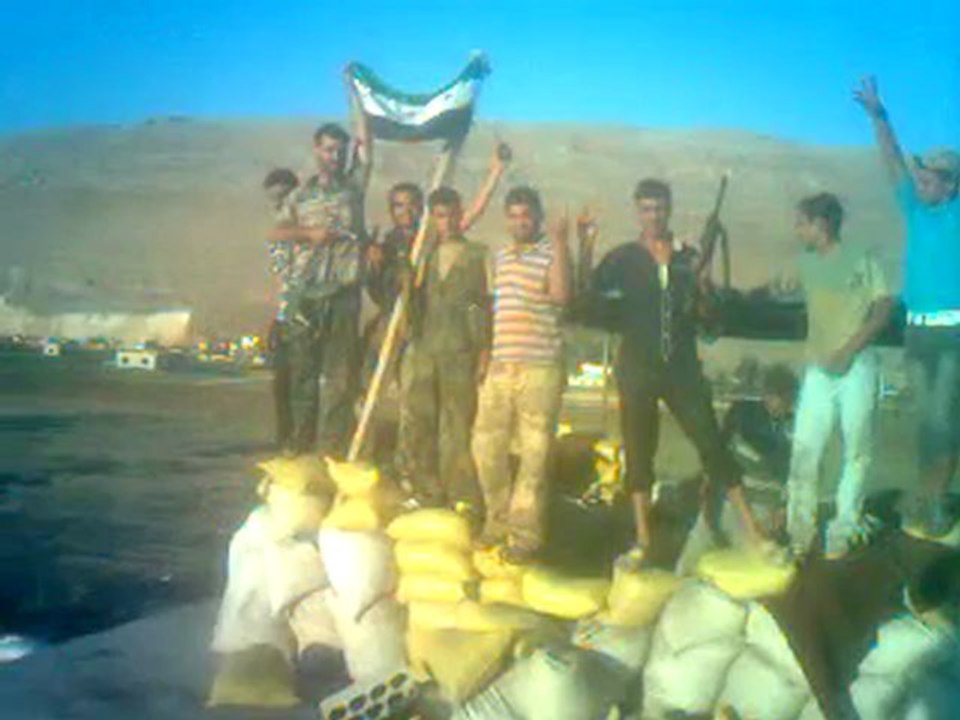 Syria فري برس  حماه المحتلة  سهل الغاب رفع علم الاستقلال فوق أحد الحواجز 30-8-2012