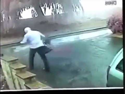 Un éclair tombe à côté d'un homme