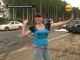 Russe danse devant un mort après un accident de la route