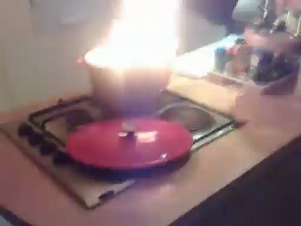 Friteuse Huile Bouillante en feu