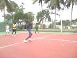 LA FUTURE SERENA WILLIAMS (8ANS) ACTE 2 dans son groupe de jeunes enfants apprenant le tennis...Appréciez...