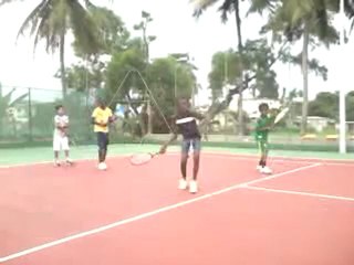 LA FUTURE SERENA WILLIAMS (8ANS) ACTE 2 dans son groupe de jeunes enfants apprenant le tennis...Appréciez...