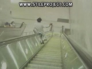 descente dangereuse sur un escalator