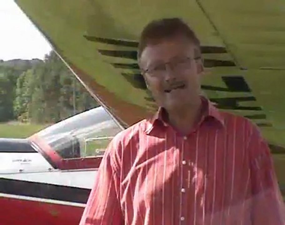 Steffen singt auf dem Flugplatz