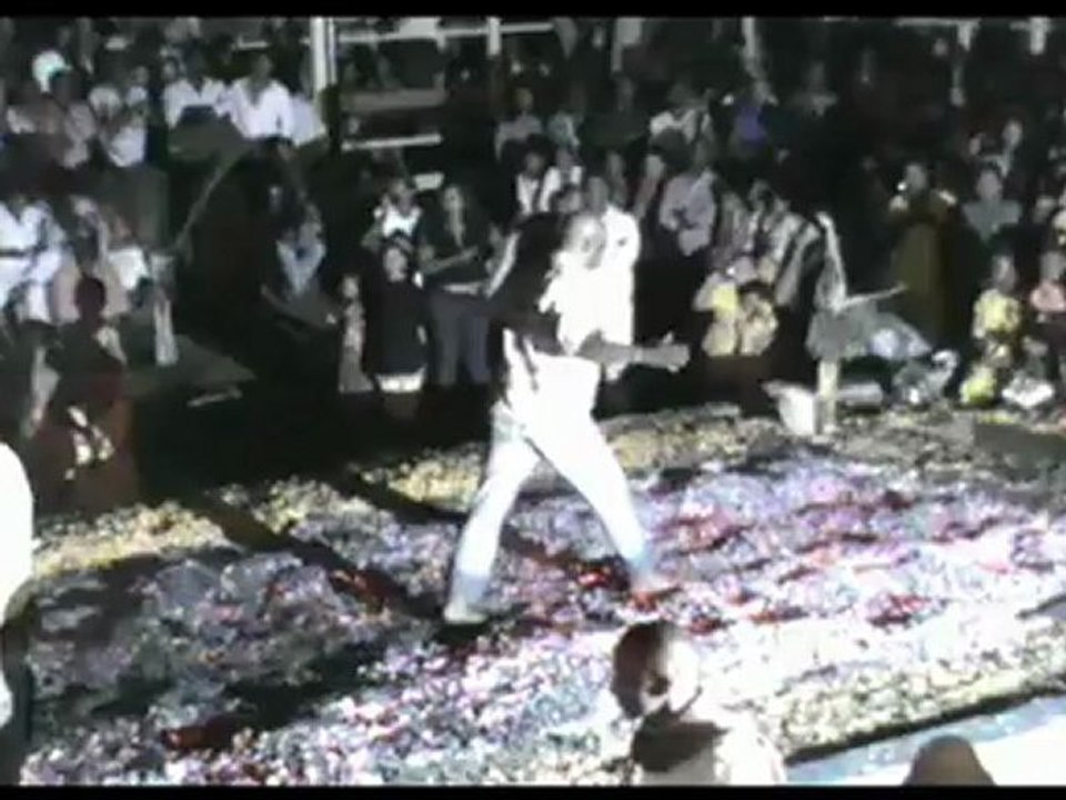 Marche sur le feu à Bois nèfles Saint-Leu le 14/07/2012 (partie3/3)