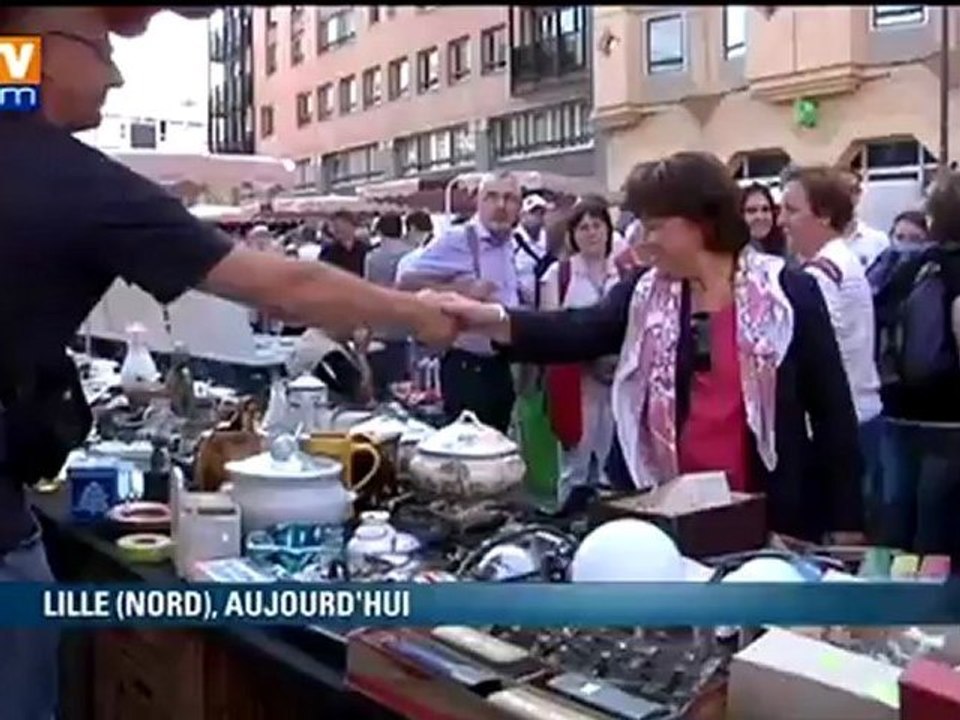 Martine Aubry chine à la braderie de Lille