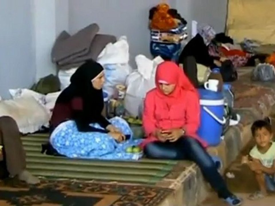 Syrians trapped at border crossing