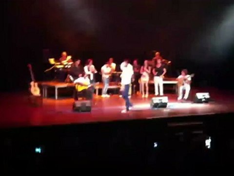 PEPE FLORES acompañando a las palmas a un amigo