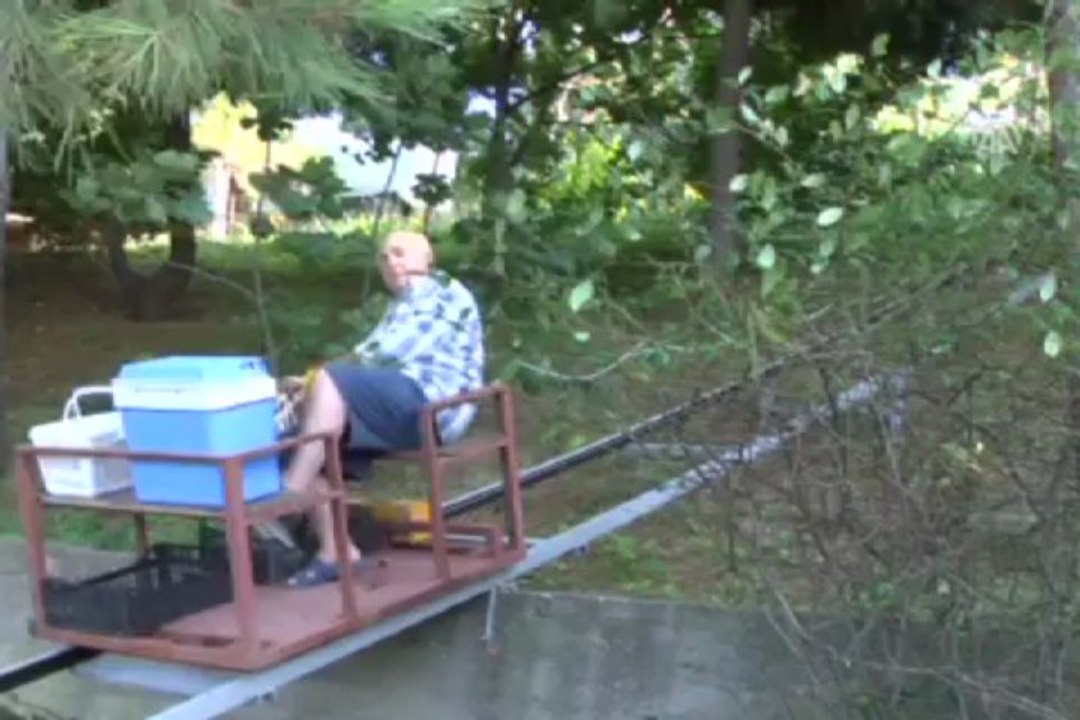 Evine raylı sistem kurdu