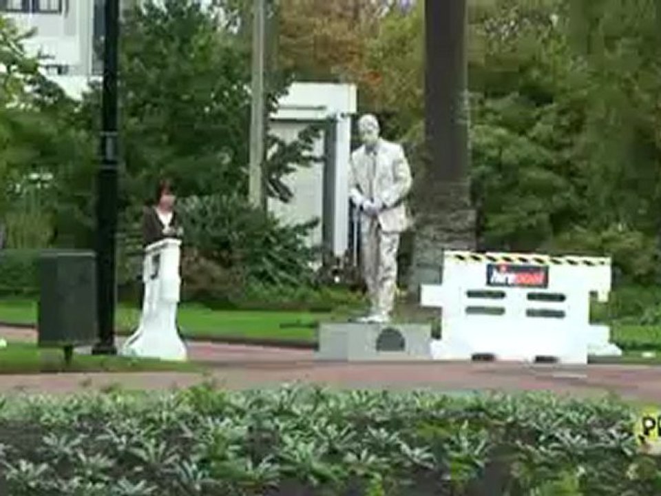 FUNNY STATUE SCARES