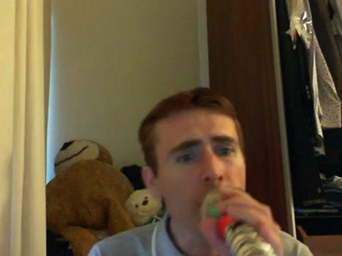 Wiwi égratigne à la plage je suis un Jules d'Hadi Kalafate