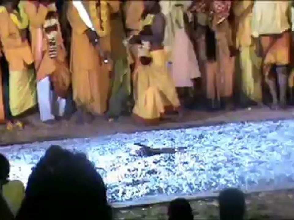 Marche sur le feu à Villèle Saint-Paul le 15/08/2012 (partie 2/2)