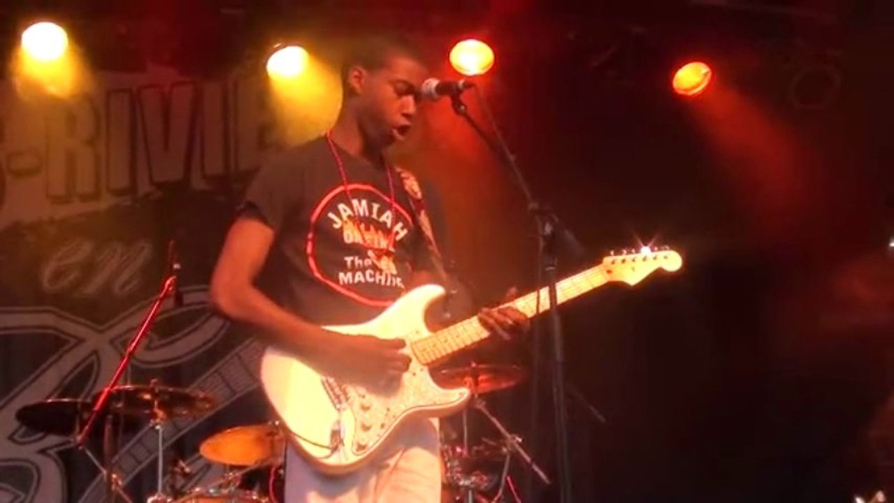 Jamiah On Fire and The Red Machine "Rock me all night long" Trois-Rivières 2012