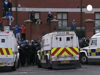 Belfast: 26 policías heridos en un fogonazo de...