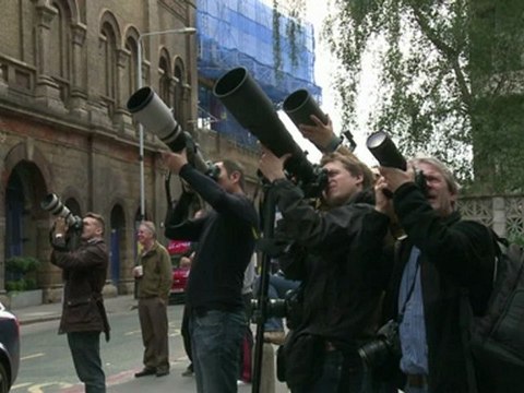 Londres: le prince Andrew descend un gratte-ciel en rappel