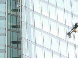 Príncipe faz rapel no prédio mais alto da Europa