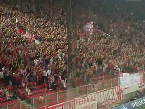Τραγούδι στις εξέδρες από τους οπαδούς του Ολυμπιακού (Ολυμπιακός - Λεβαδειακός 4-0, 2012) -2