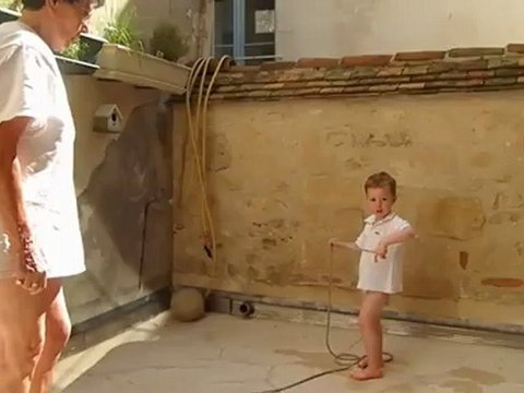 Yaël voulait apprendre à faire de la corde à sauter