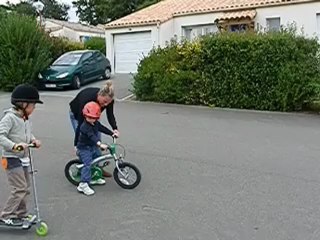 Nathan en vélo sans les petites roues "1"