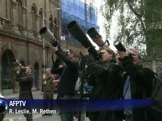 Príncipe colgando de rascacielos