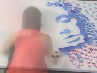 Elle dessine le portrait d'Adele avec des bougies