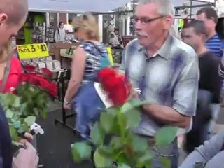 Samson deelt rozen uit op Amsterdamse Albert Cuyp